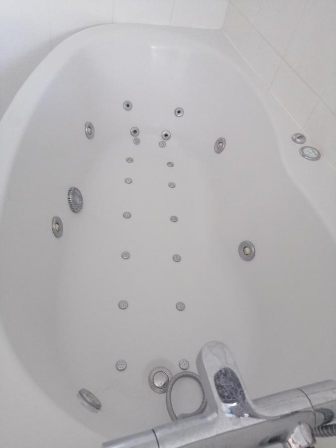 Gite Appartement "Le Bel Etage" Jacuzzi Piscine 6 Personnes Godinne Exterior photo